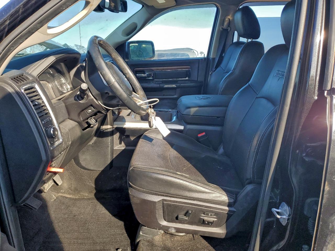 2016 RAM 1500 LARAMIE photo 13