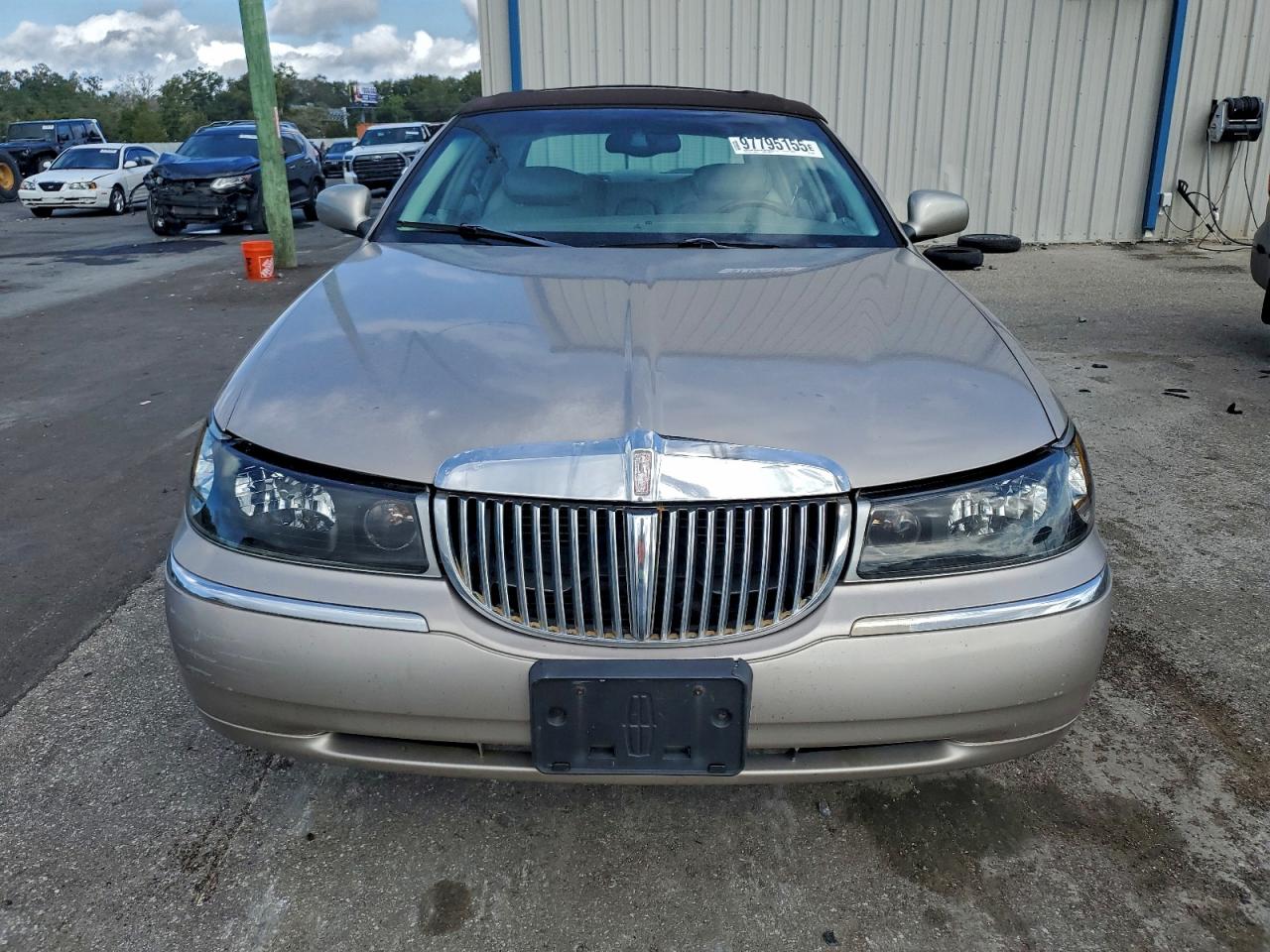 2001 LINCOLN TOWN CAR SIGNATURE photo 5