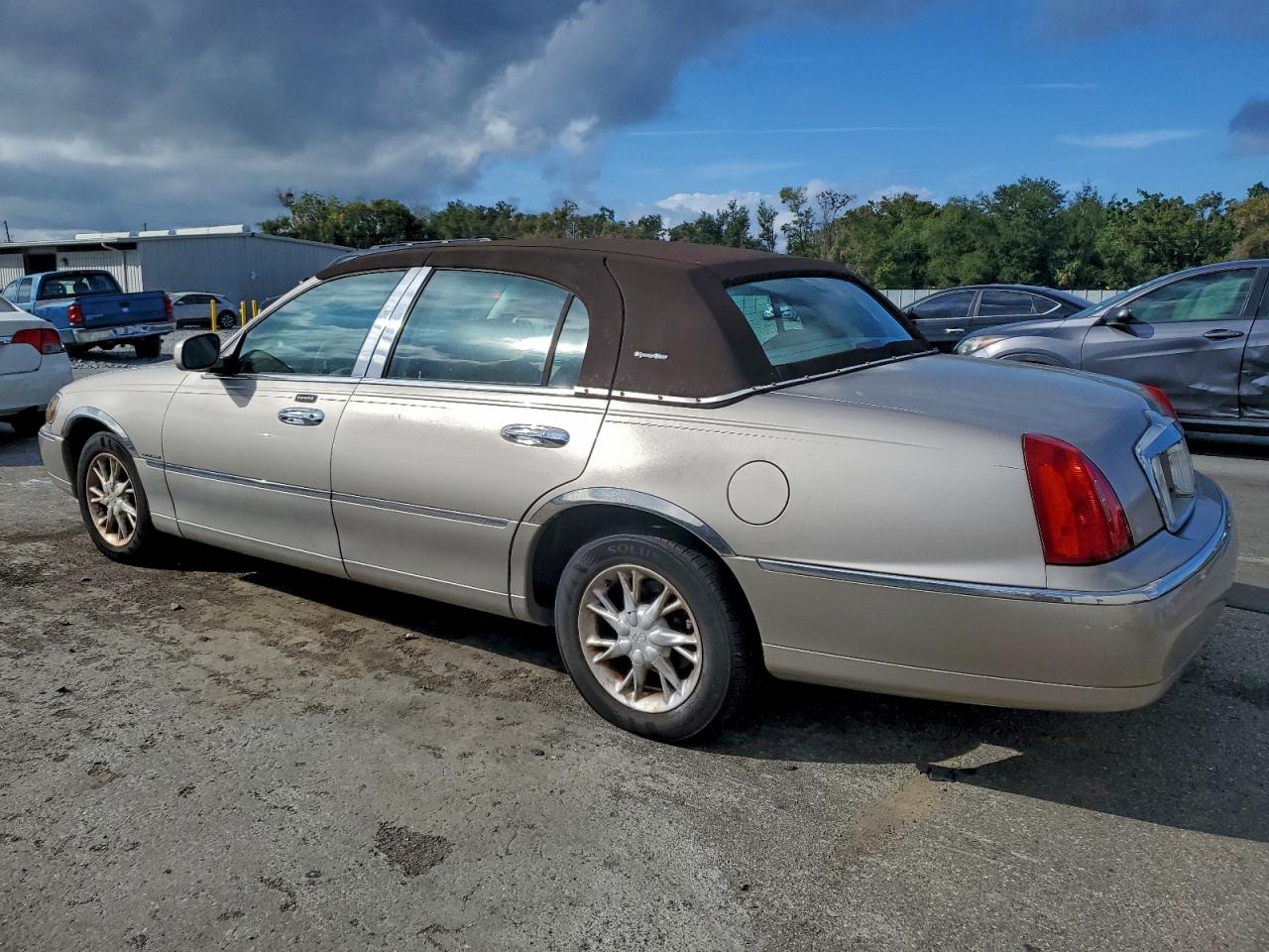 2001 LINCOLN TOWN CAR SIGNATURE photo 2