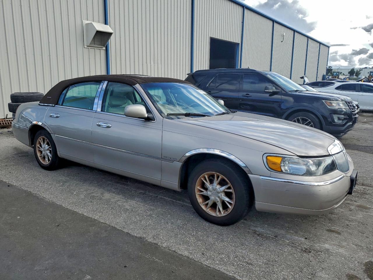 2001 LINCOLN TOWN CAR SIGNATURE photo 4