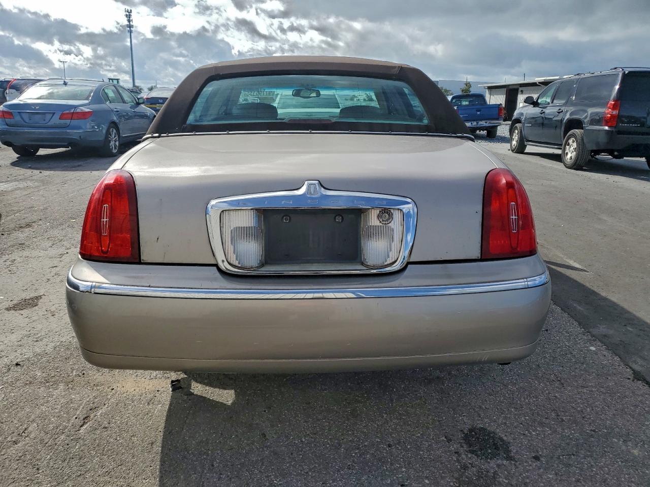 2001 LINCOLN TOWN CAR SIGNATURE photo 6