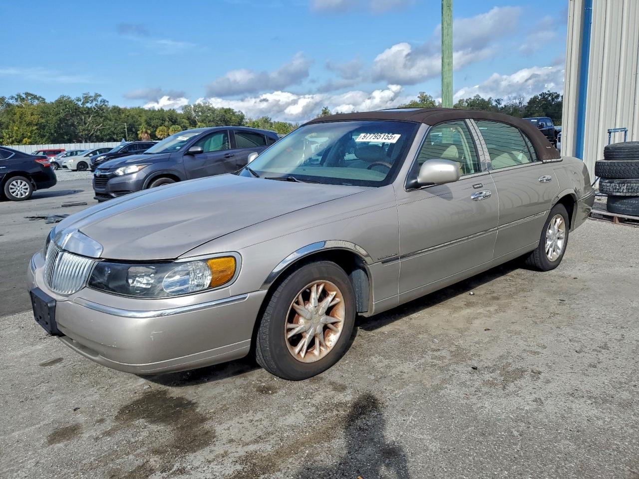 2001 LINCOLN TOWN CAR