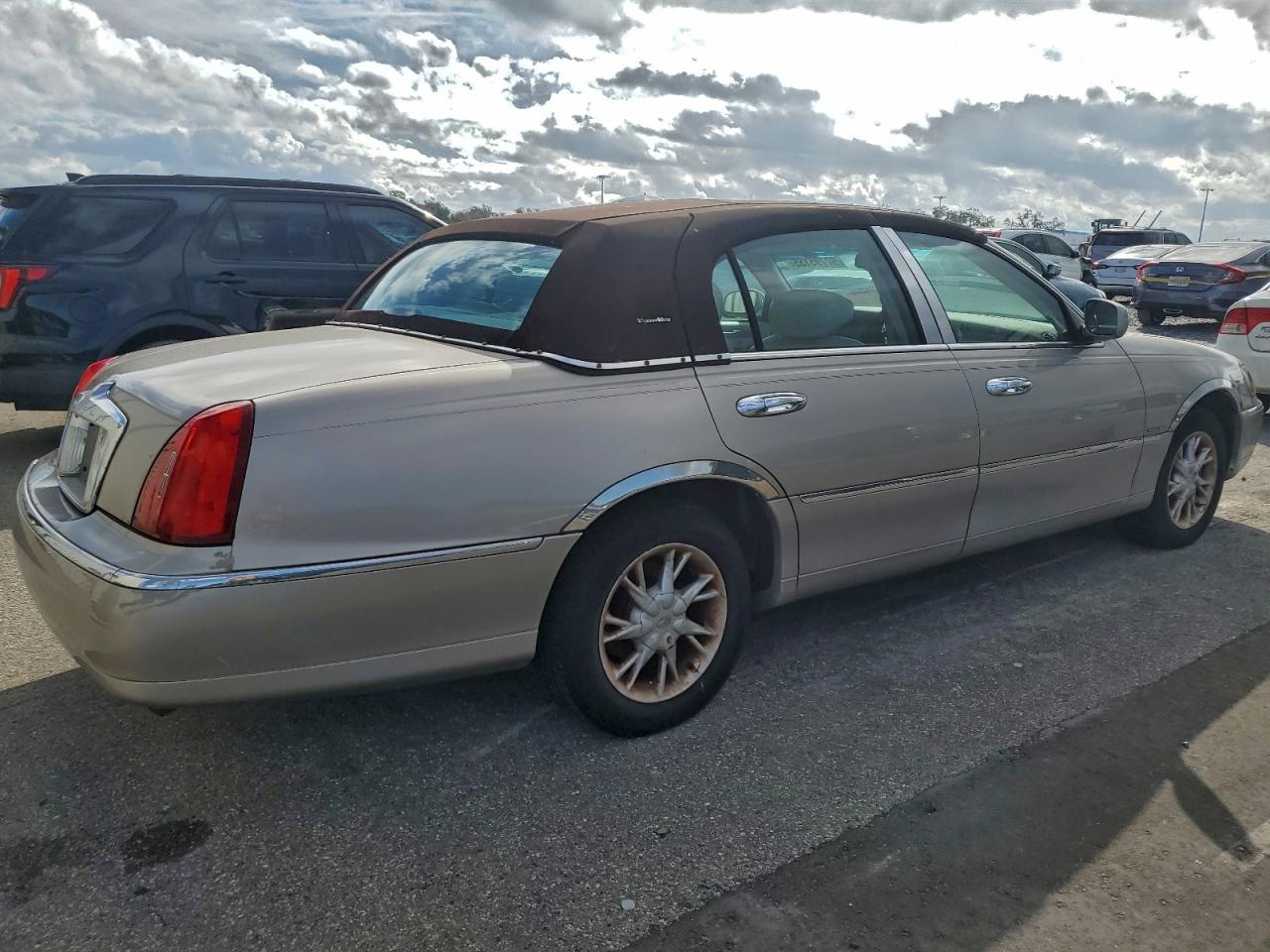2001 LINCOLN TOWN CAR SIGNATURE photo 3