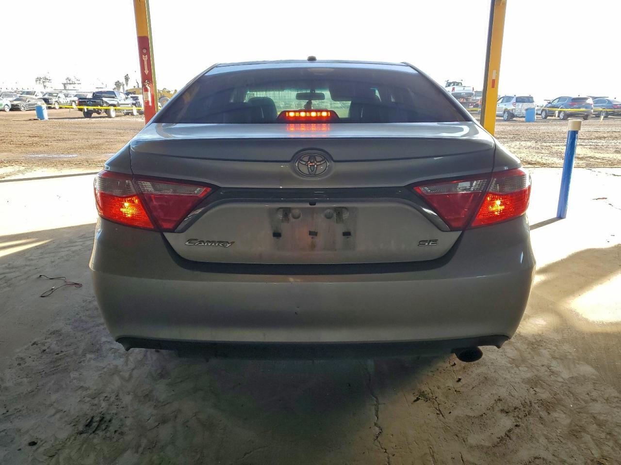 2015 TOYOTA CAMRY LE photo 16