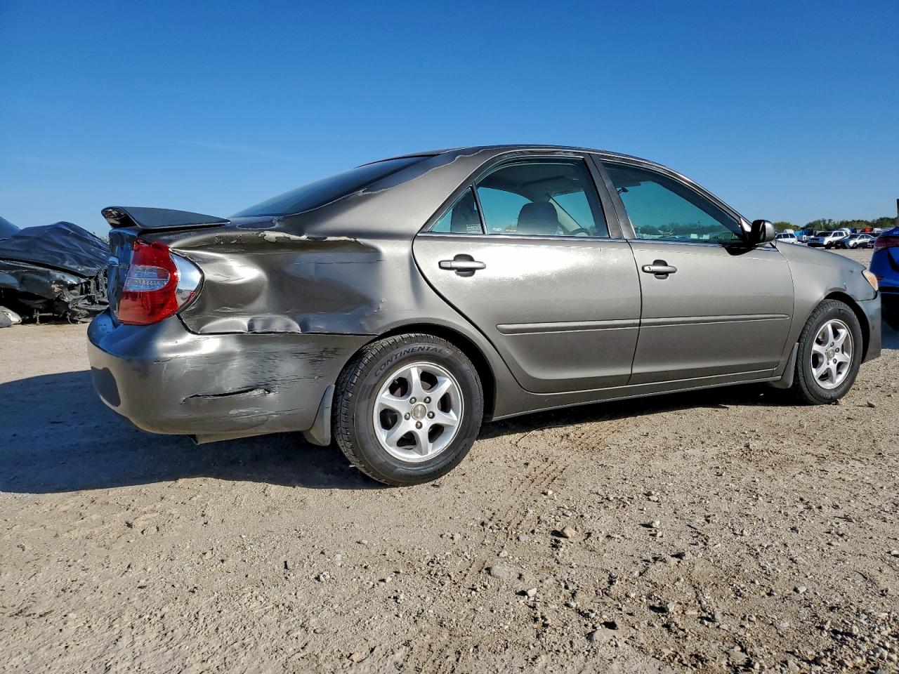 2004 TOYOTA CAMRY LE photo 3