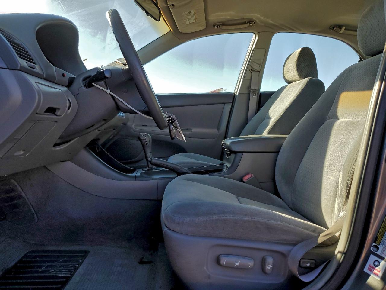 2004 TOYOTA CAMRY LE photo 7