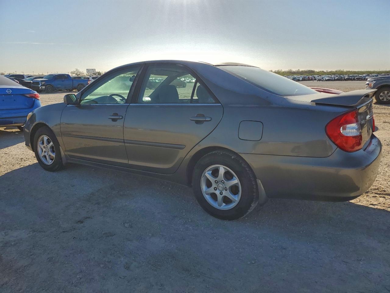 2004 TOYOTA CAMRY LE photo 2