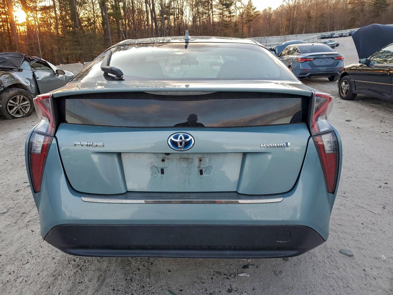 2017 TOYOTA PRIUS photo 6