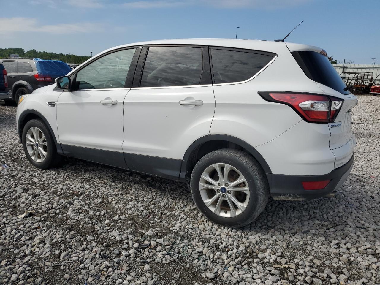 2017 FORD ESCAPE SE photo 2