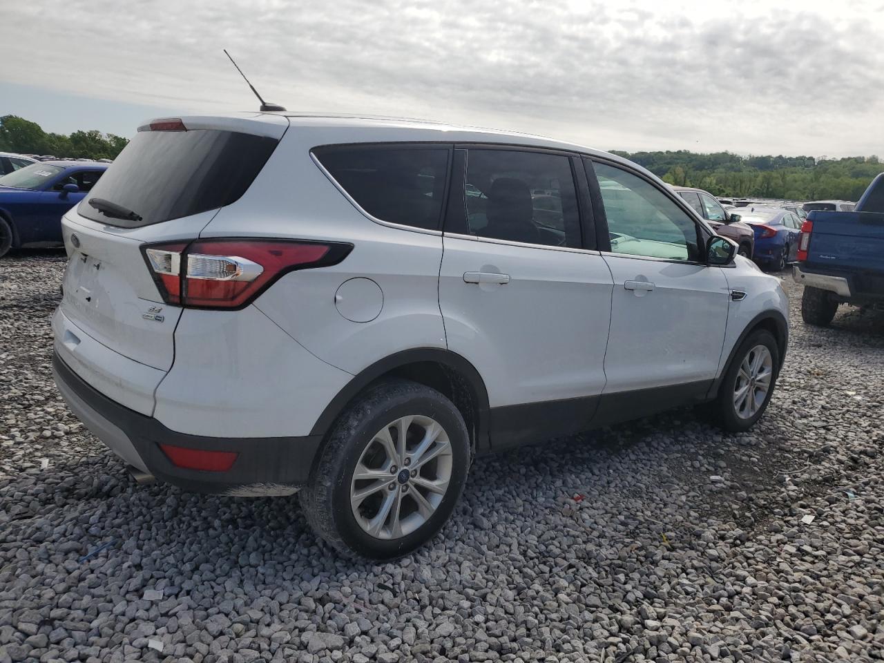 2017 FORD ESCAPE SE photo 3