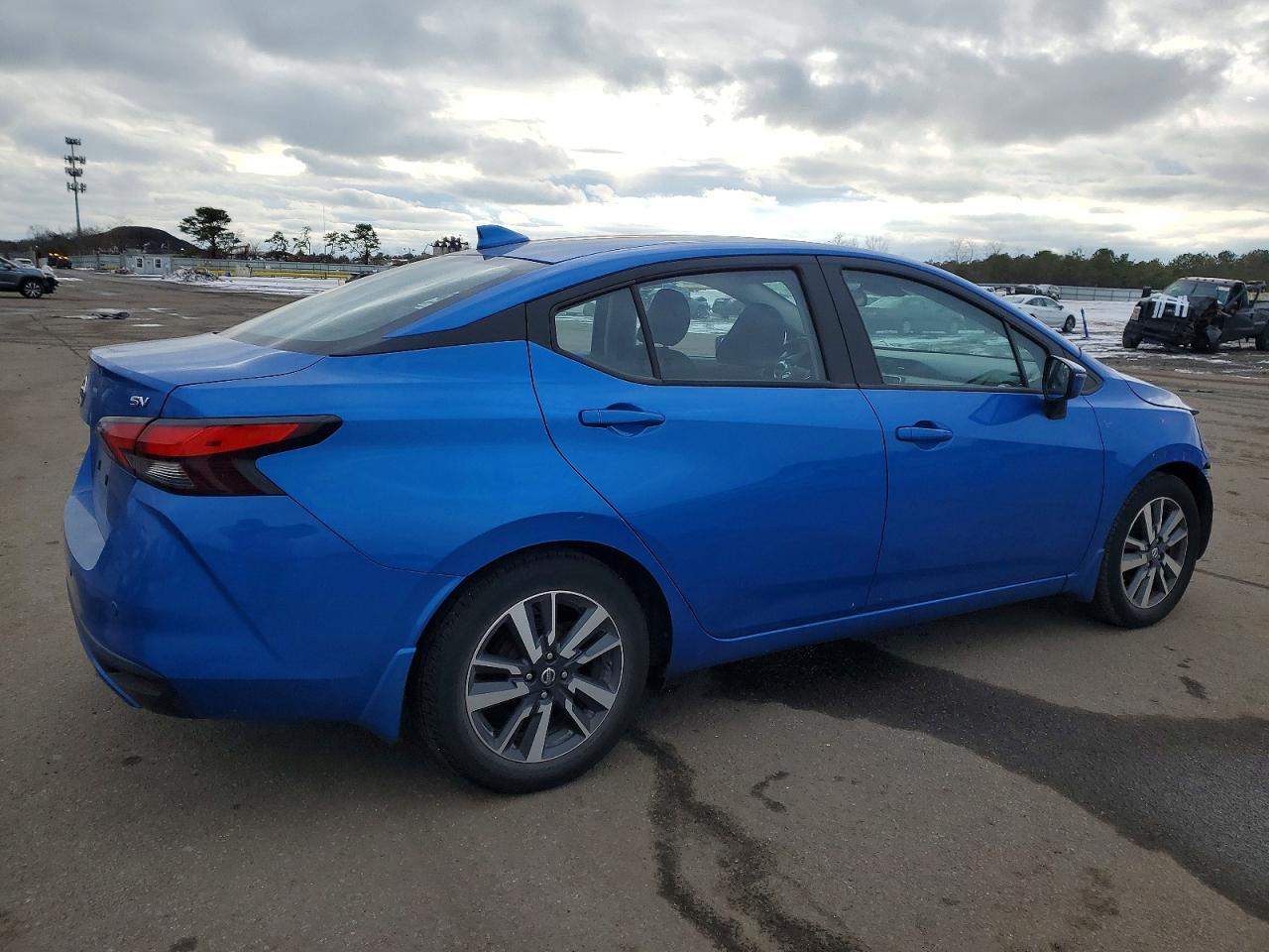 2021 NISSAN VERSA SV photo 3