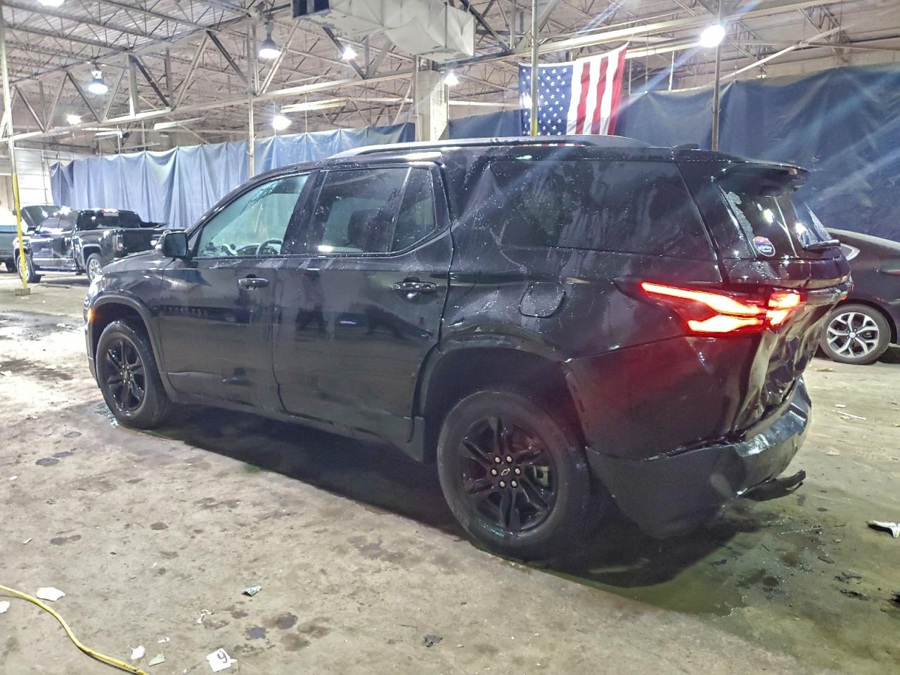 2023 CHEVROLET TRAVERSE LT photo 2