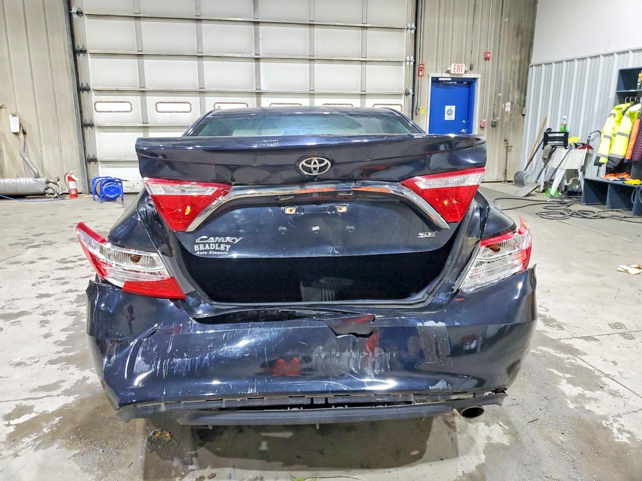 2016 TOYOTA CAMRY SE photo 6