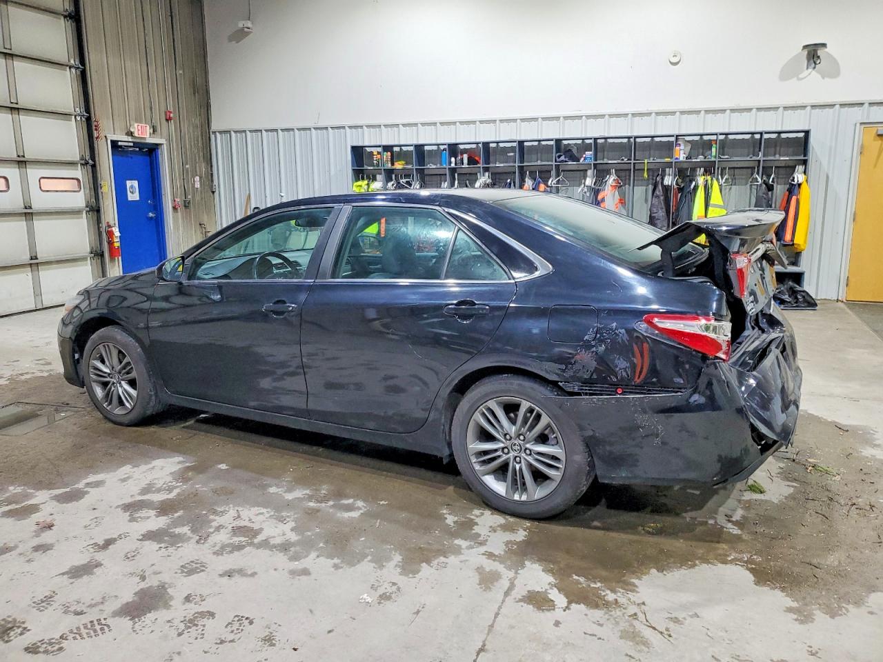2016 TOYOTA CAMRY SE photo 2