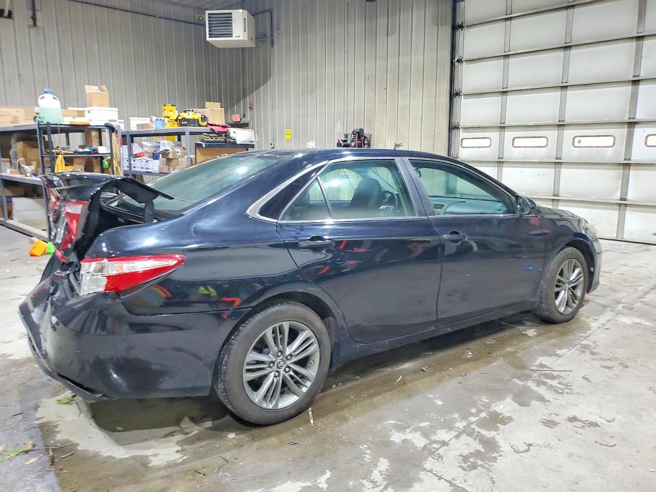 2016 TOYOTA CAMRY SE photo 3