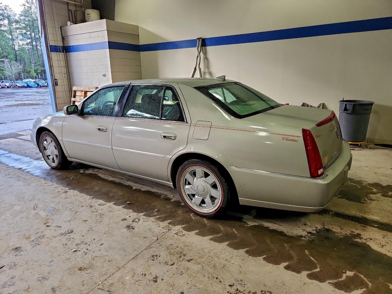 2009 CADILLAC DTS photo 2