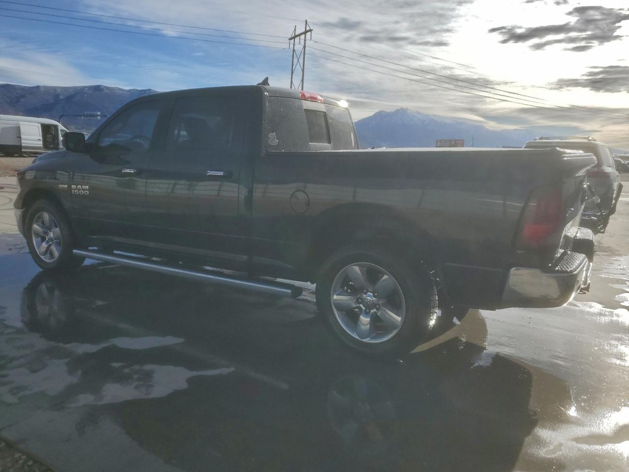 2015 RAM 1500 SLT photo 3