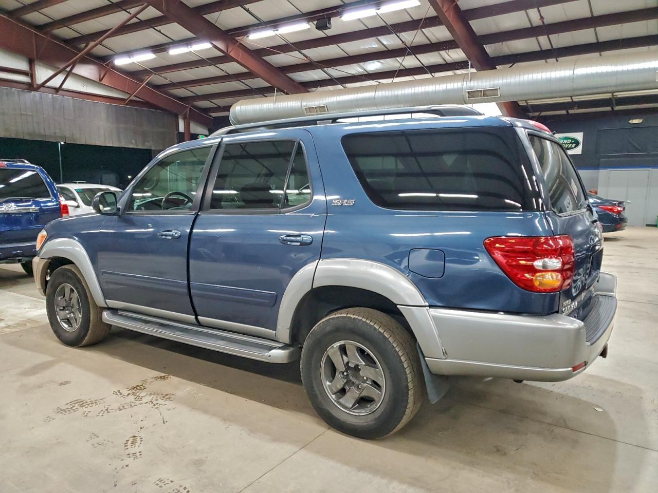 2004 TOYOTA SEQUOIA SR5 photo 2