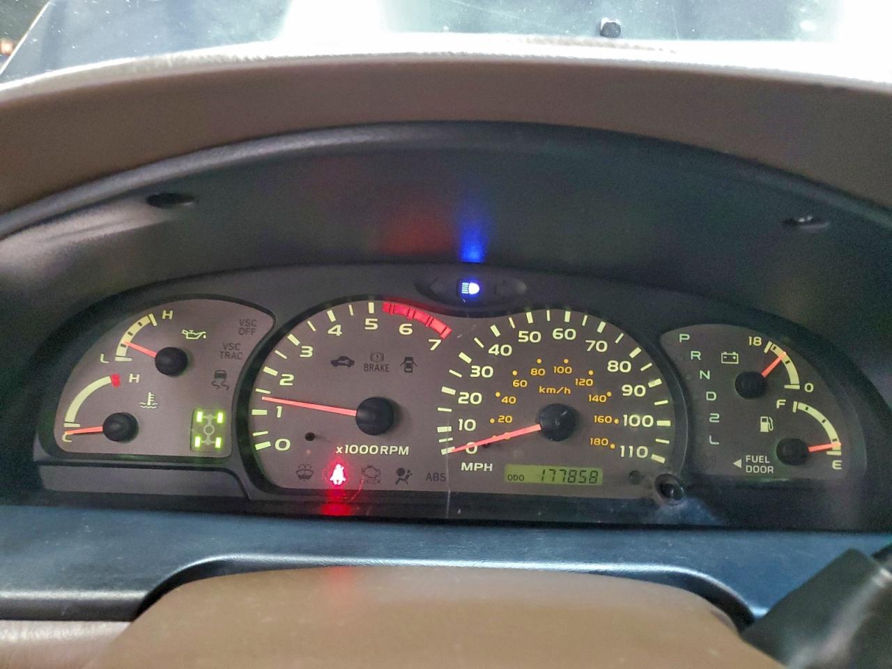 2004 TOYOTA SEQUOIA SR5 photo 9