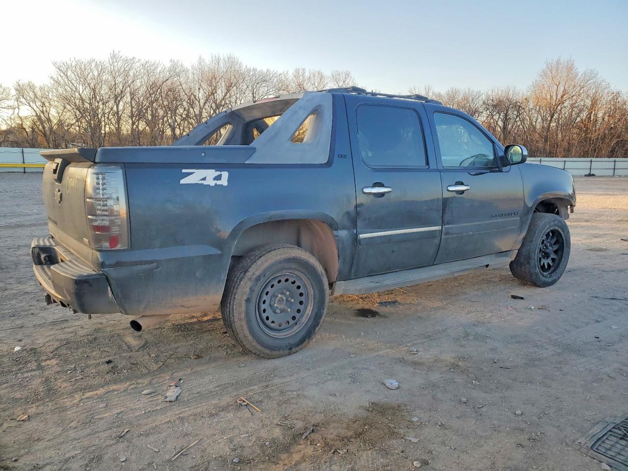 2010 CHEVROLET AVALANCHE LTZ photo 3