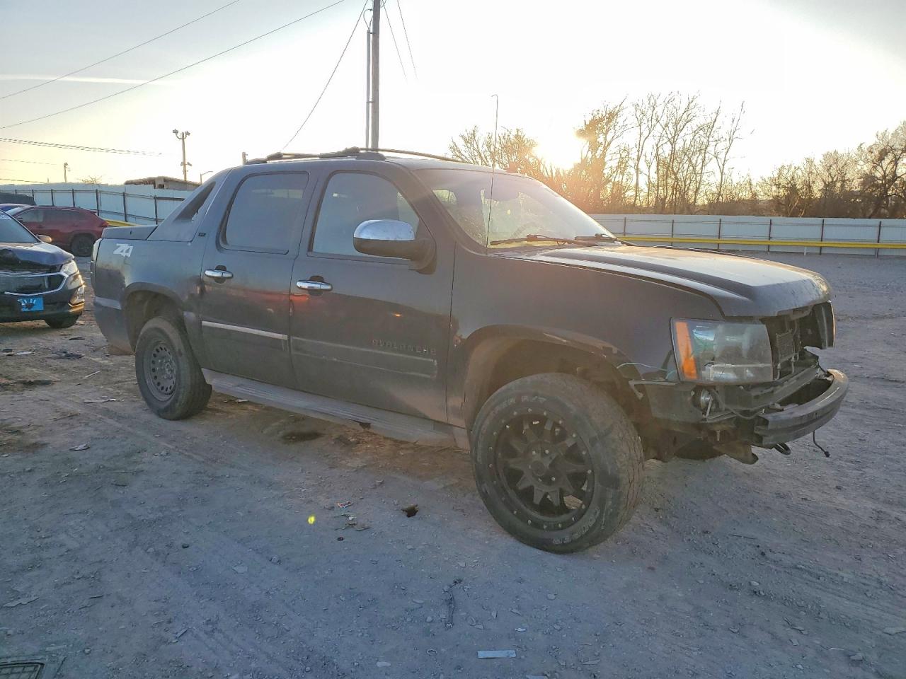 2010 CHEVROLET AVALANCHE LTZ photo 4