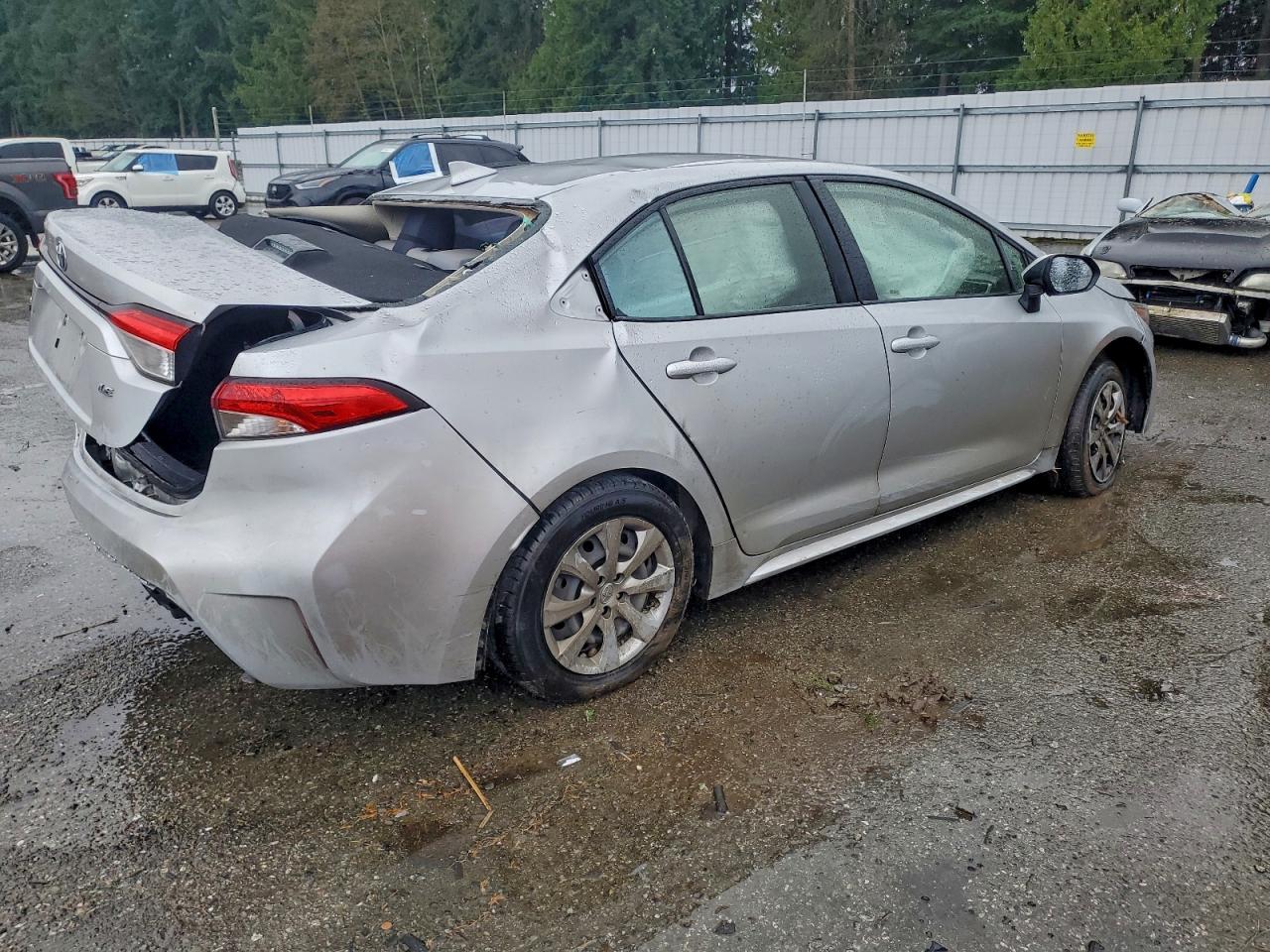 2022 TOYOTA COROLLA LE photo 3