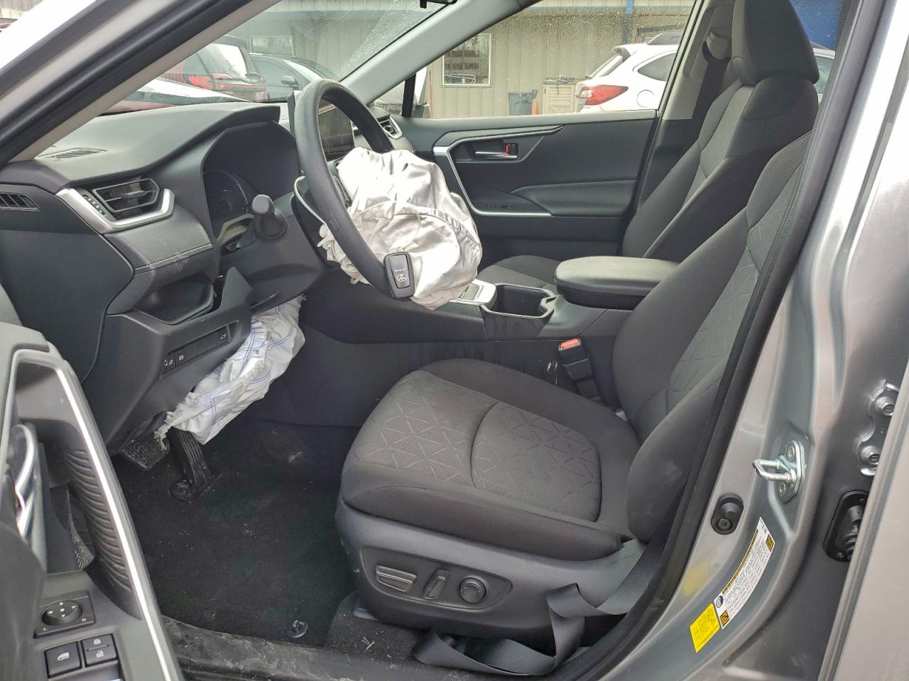 2025 TOYOTA RAV4 XLE photo 7