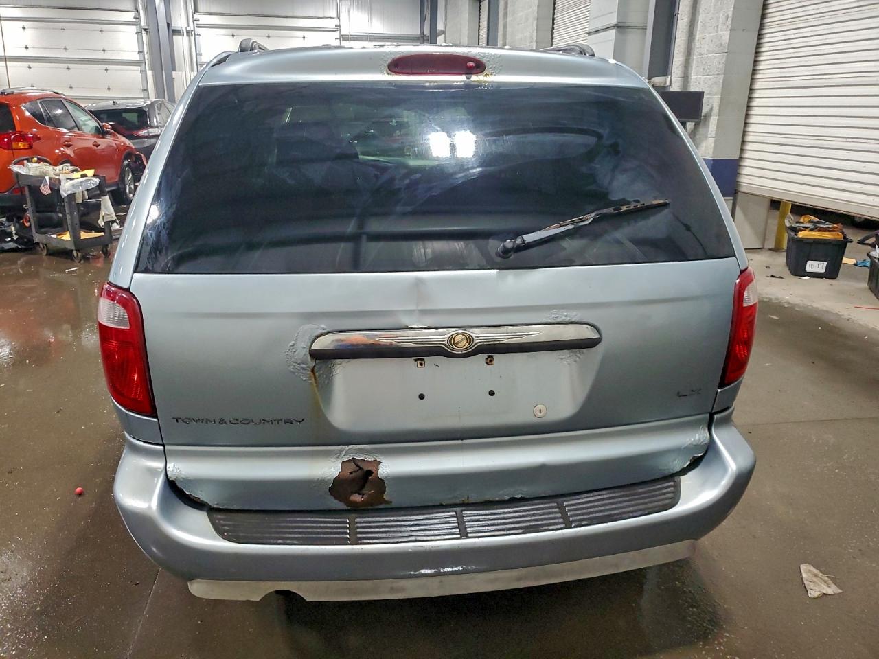 2006 CHRYSLER TOWN & COUNTRY LX photo 6