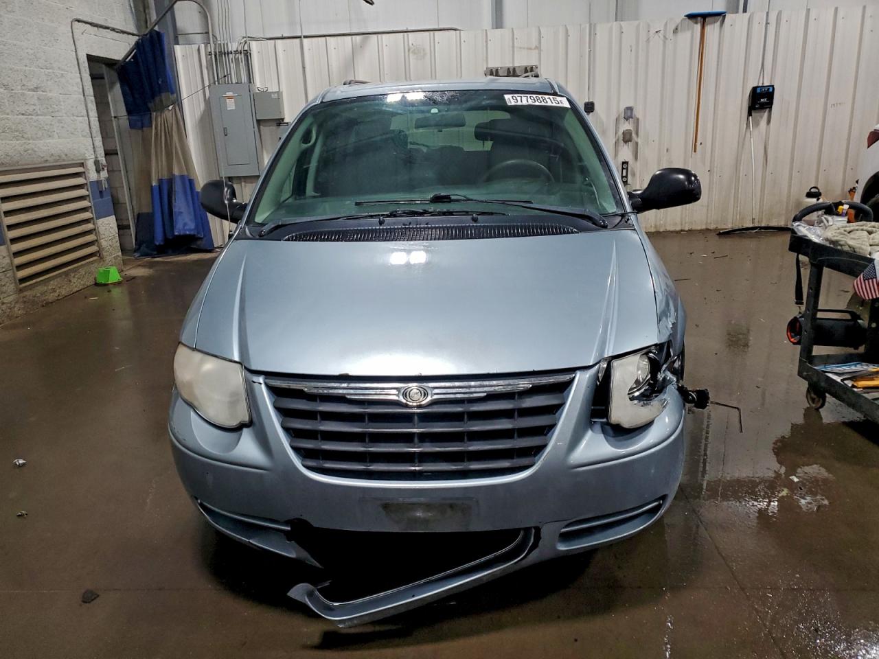 2006 CHRYSLER TOWN & COUNTRY LX photo 5