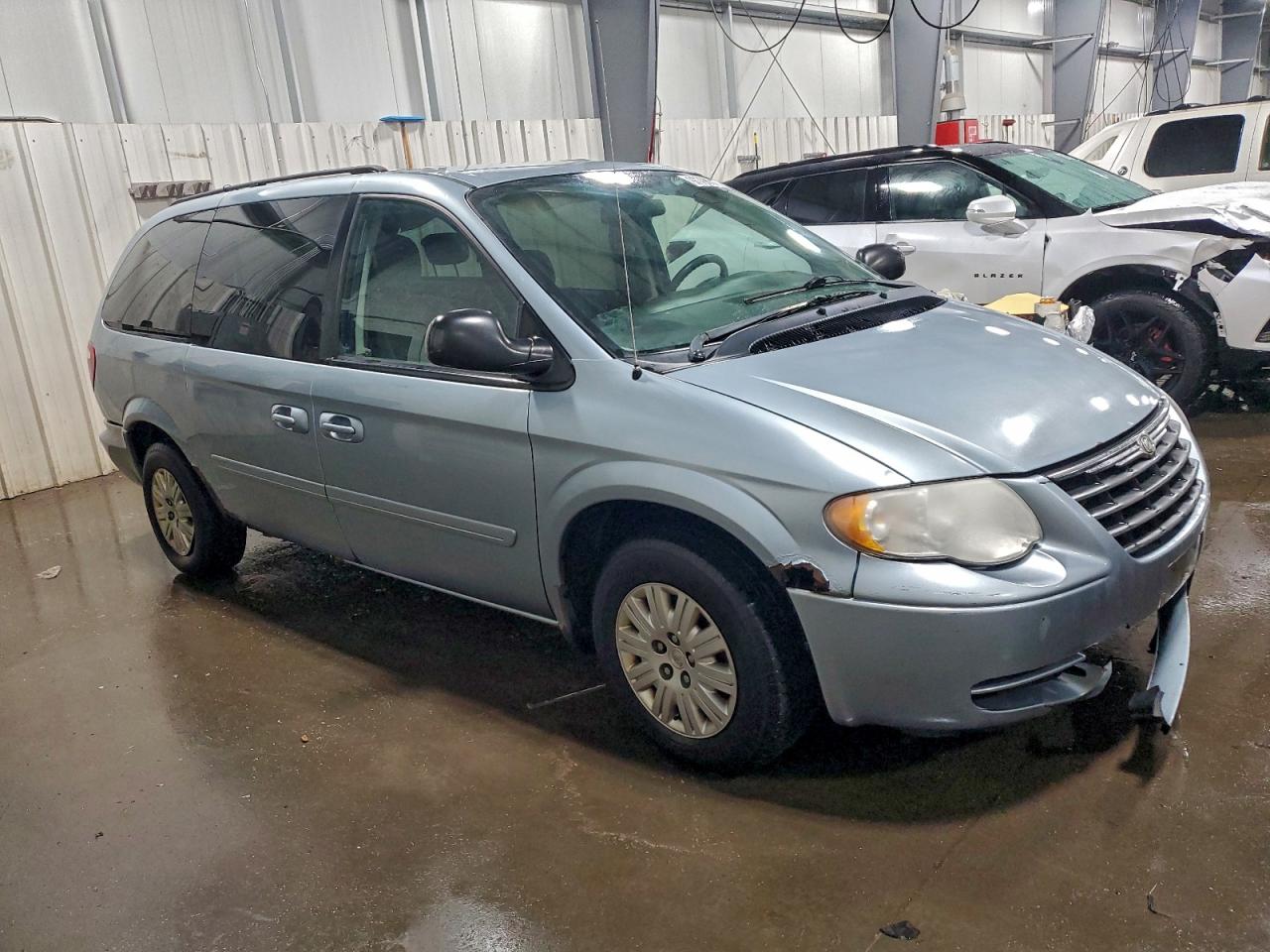 2006 CHRYSLER TOWN & COUNTRY LX photo 4