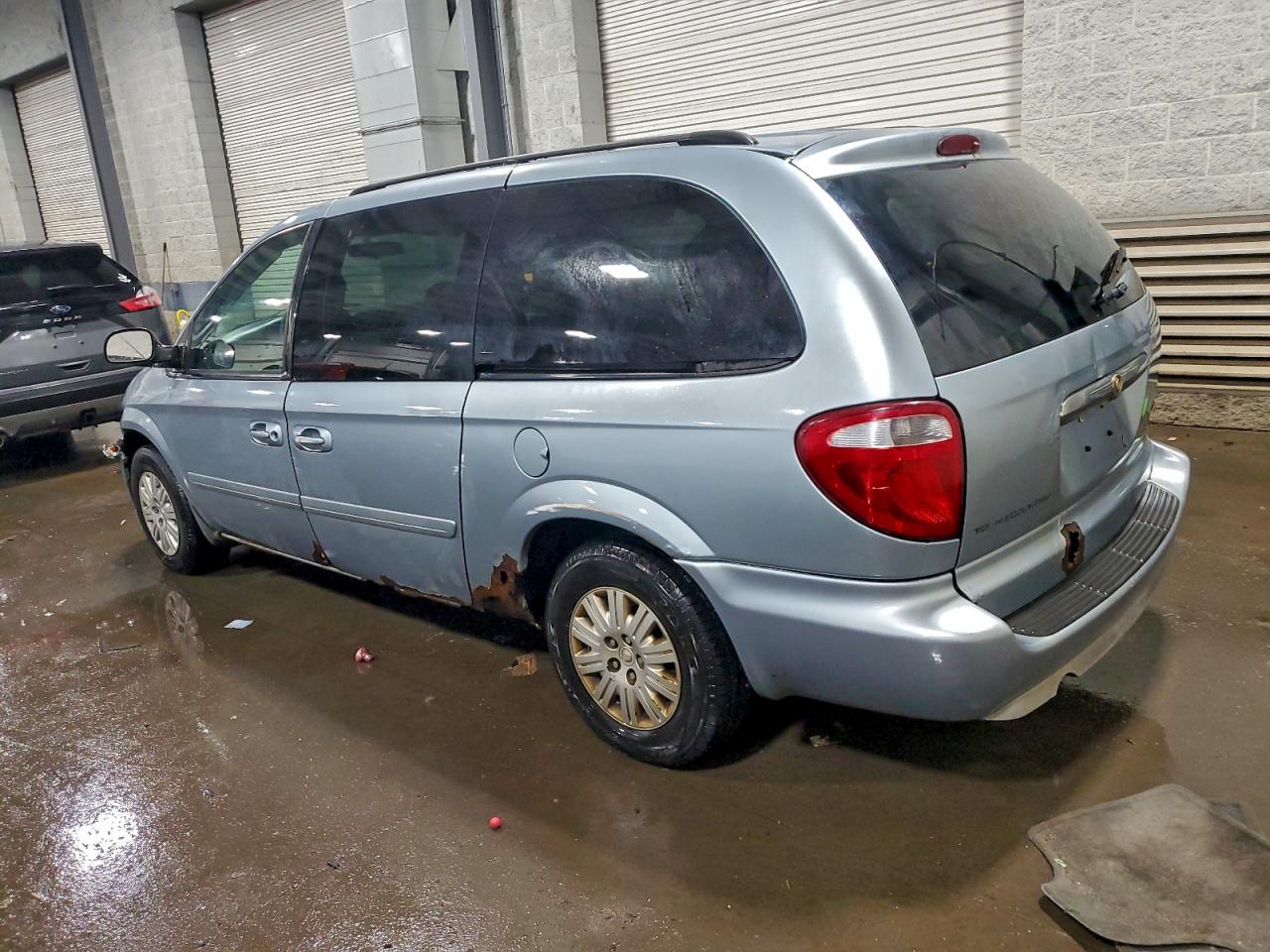 2006 CHRYSLER TOWN & COUNTRY LX photo 2