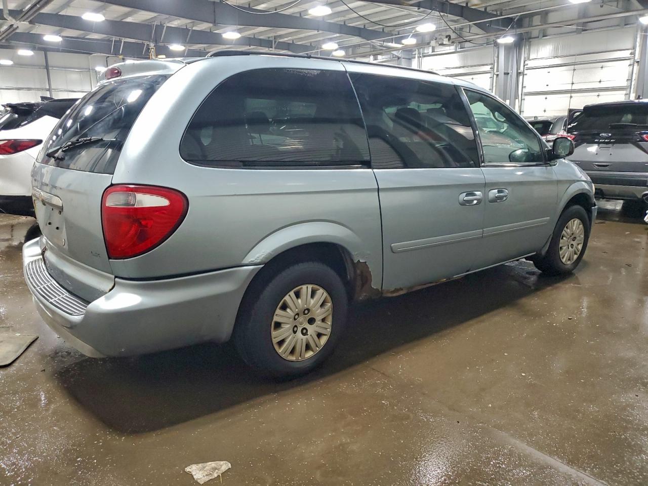 2006 CHRYSLER TOWN & COUNTRY LX photo 3