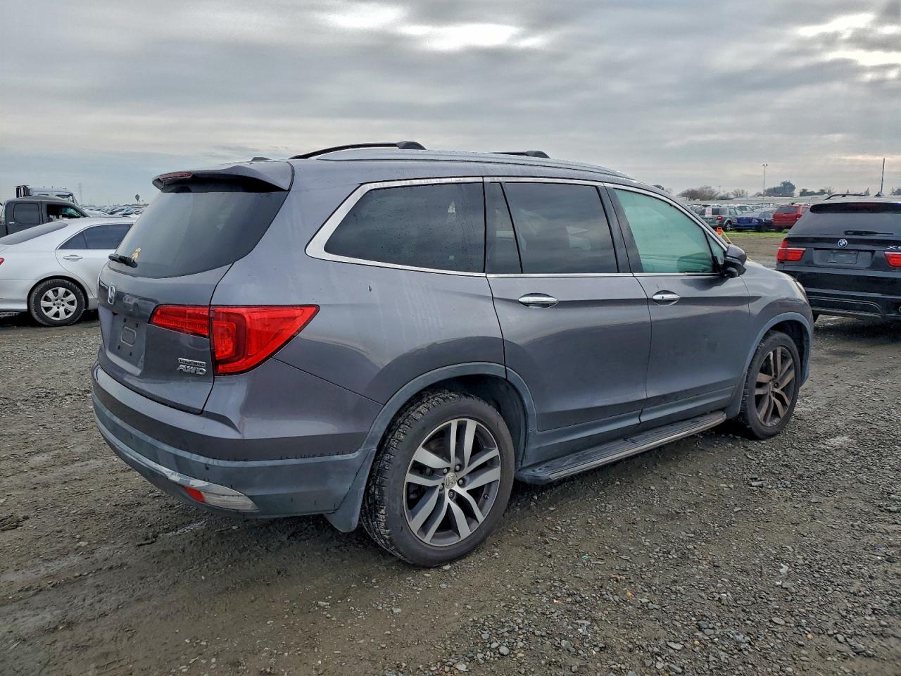 2016 HONDA PILOT TOURING photo 3