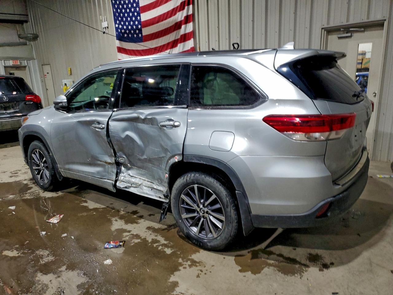 2018 TOYOTA HIGHLANDER SE photo 2