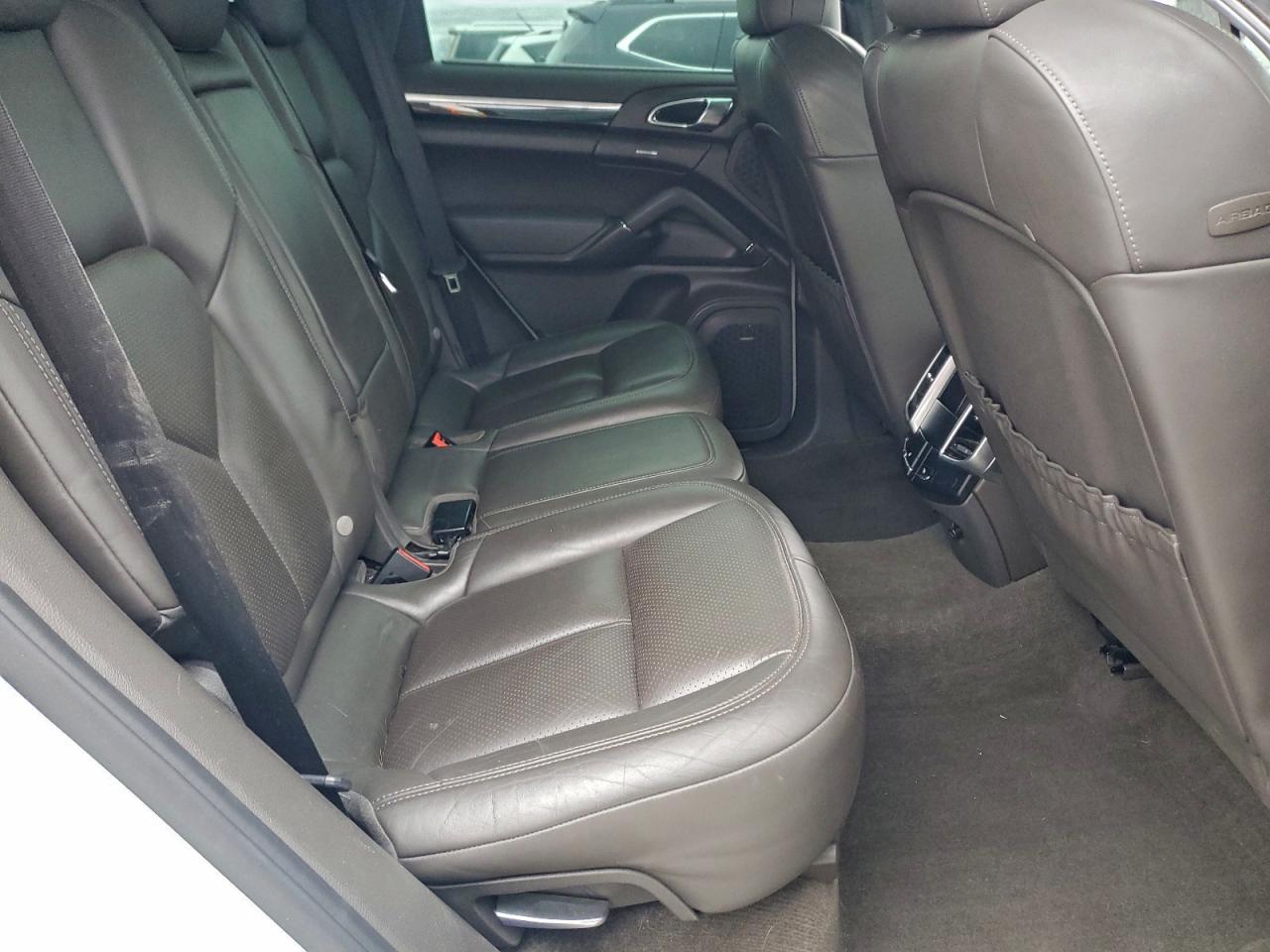 2016 PORSCHE CAYENNE S photo 28