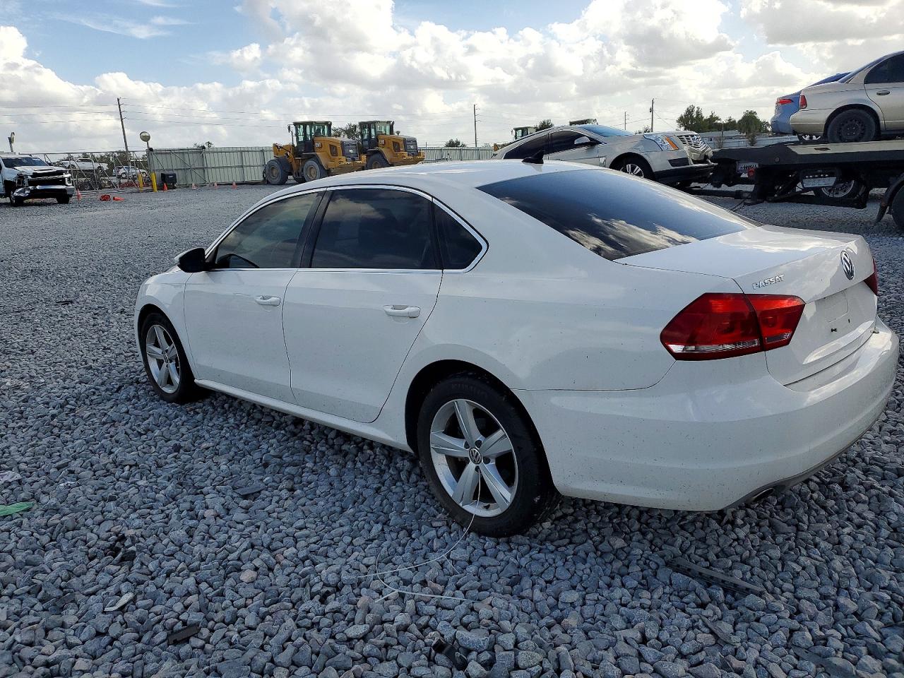 2012 VOLKSWAGEN PASSAT SE photo 2