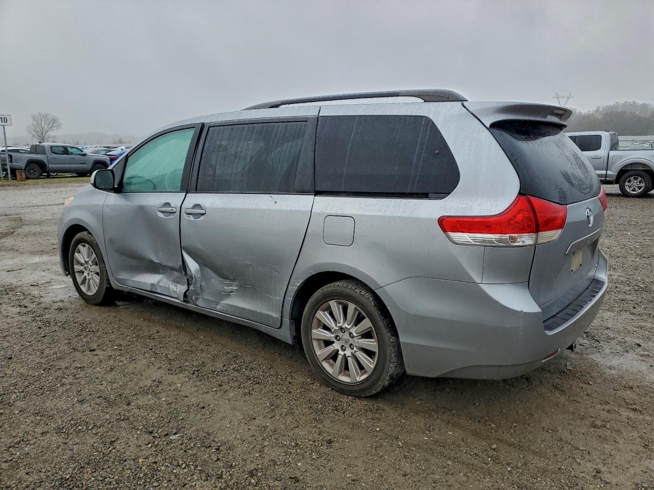 2014 TOYOTA SIENNA XLE photo 2