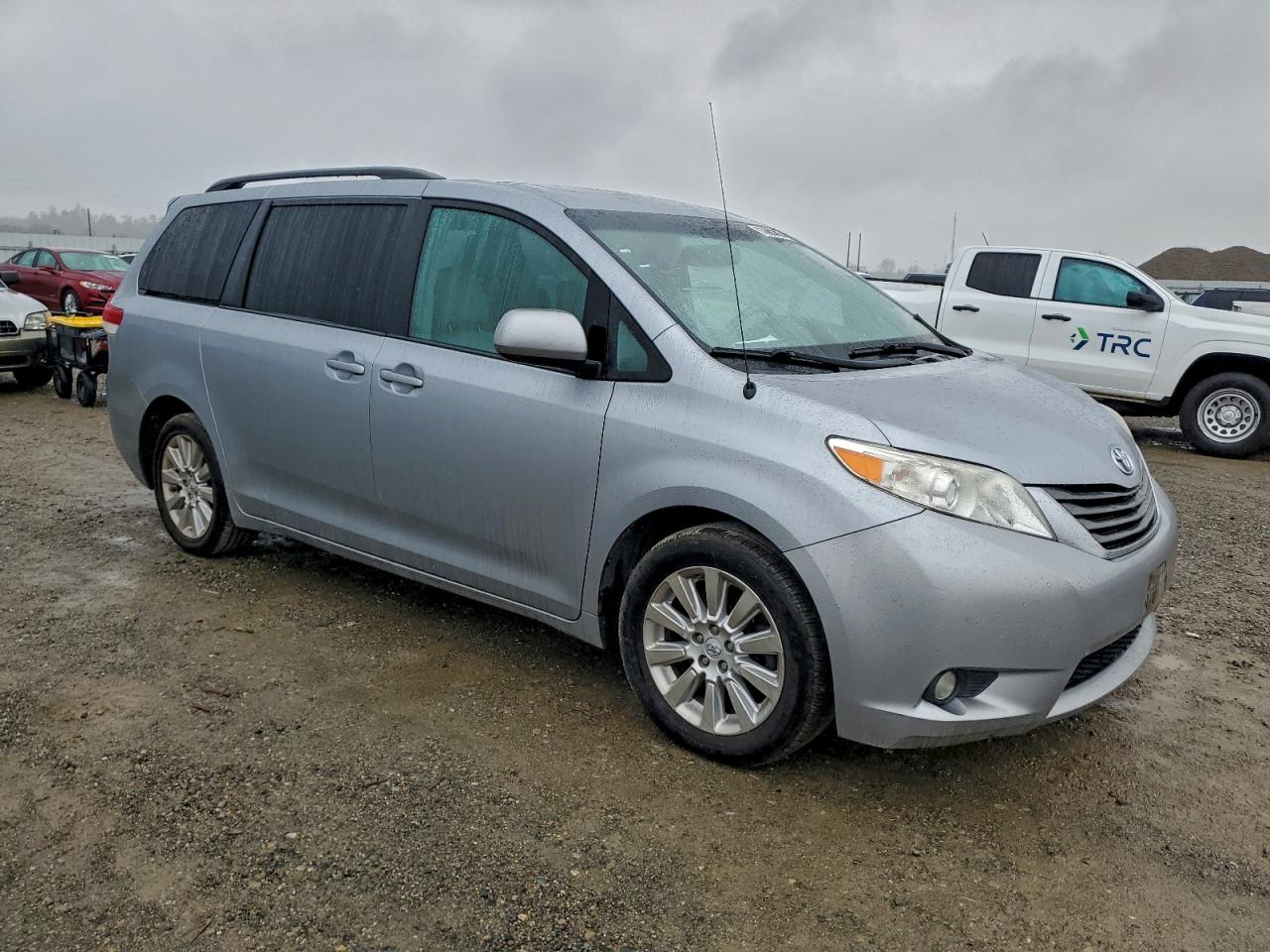 2014 TOYOTA SIENNA XLE photo 4