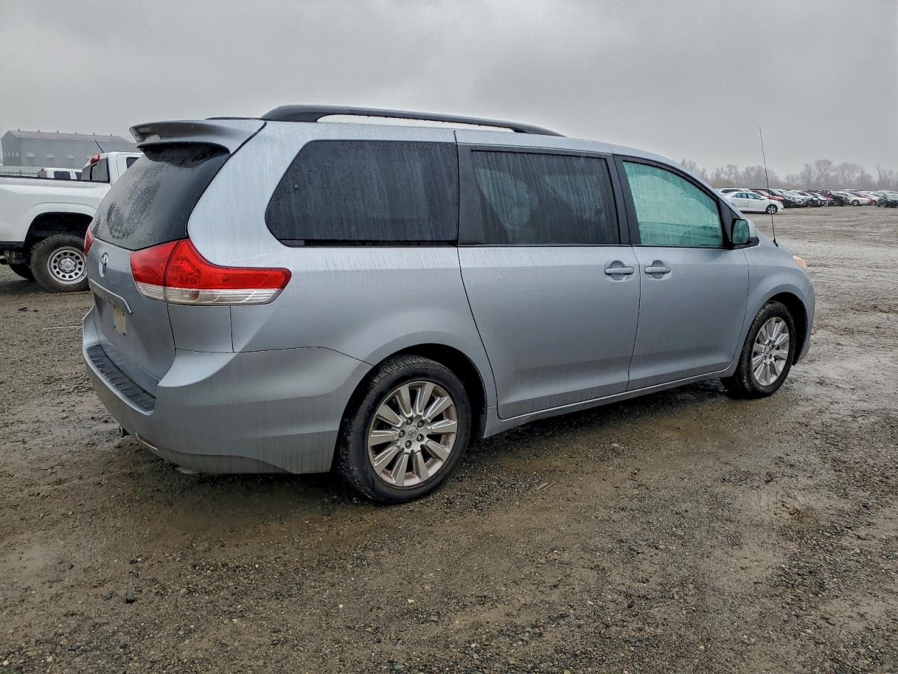 2014 TOYOTA SIENNA XLE photo 3