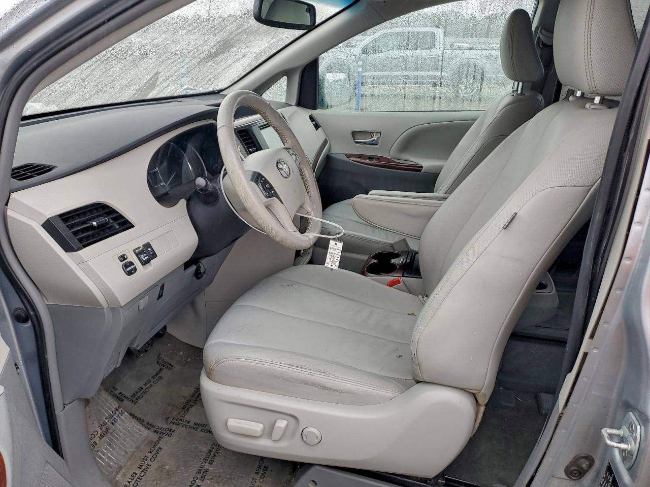 2014 TOYOTA SIENNA XLE photo 7