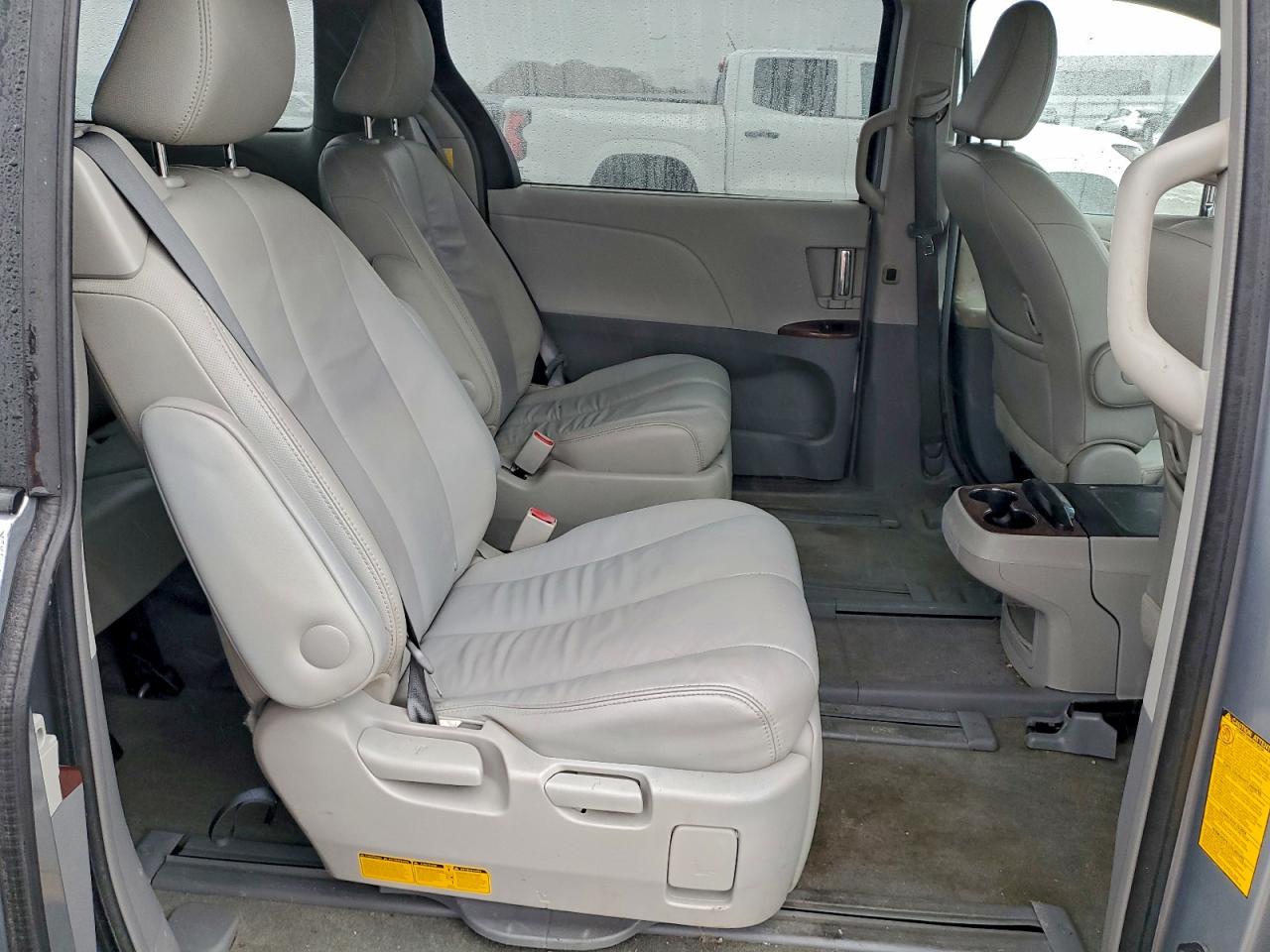 2014 TOYOTA SIENNA XLE photo 11