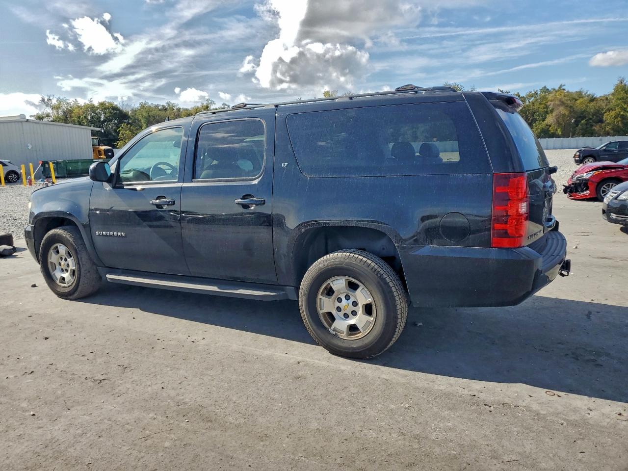 2011 CHEVROLET SUBURBAN K1500 LT photo 2