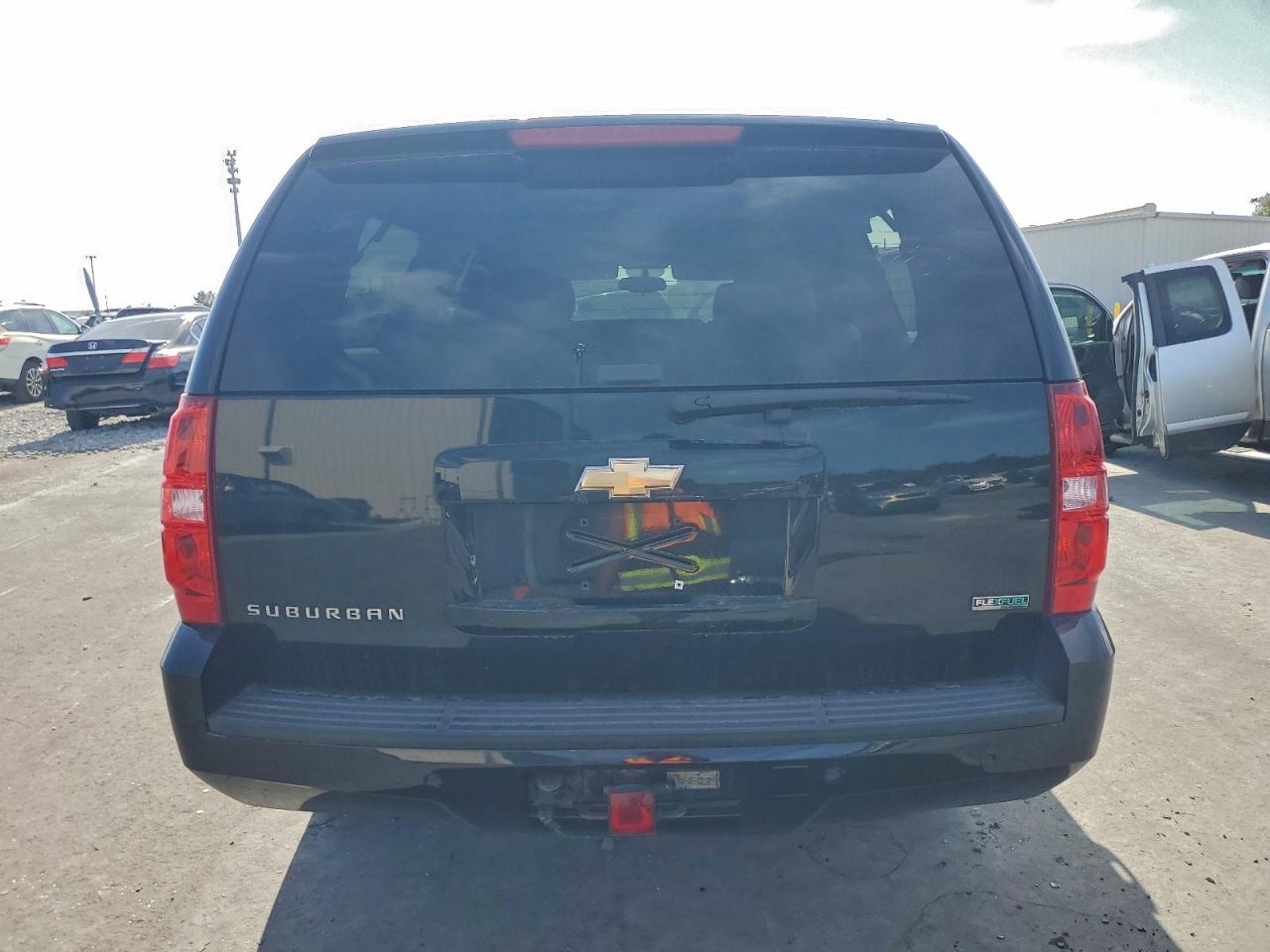 2011 CHEVROLET SUBURBAN K1500 LT photo 6