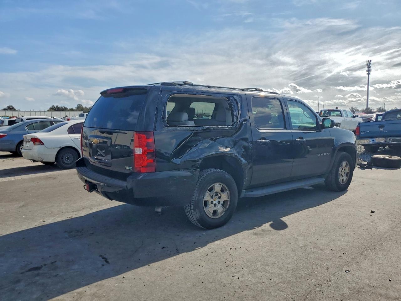 2011 CHEVROLET SUBURBAN K1500 LT photo 3