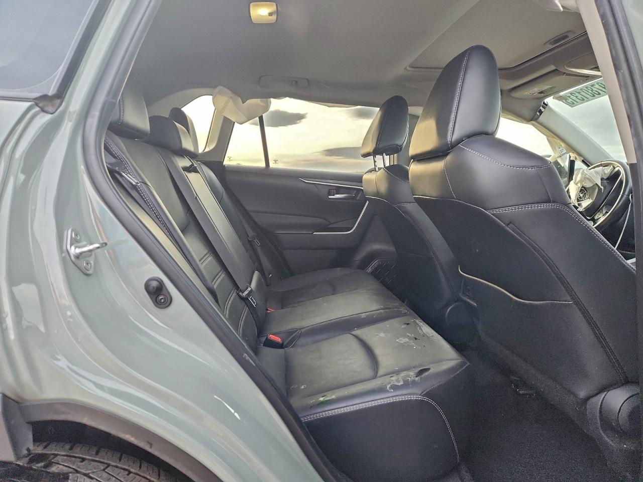 2022 TOYOTA RAV4 XLE PREMIUM photo 19