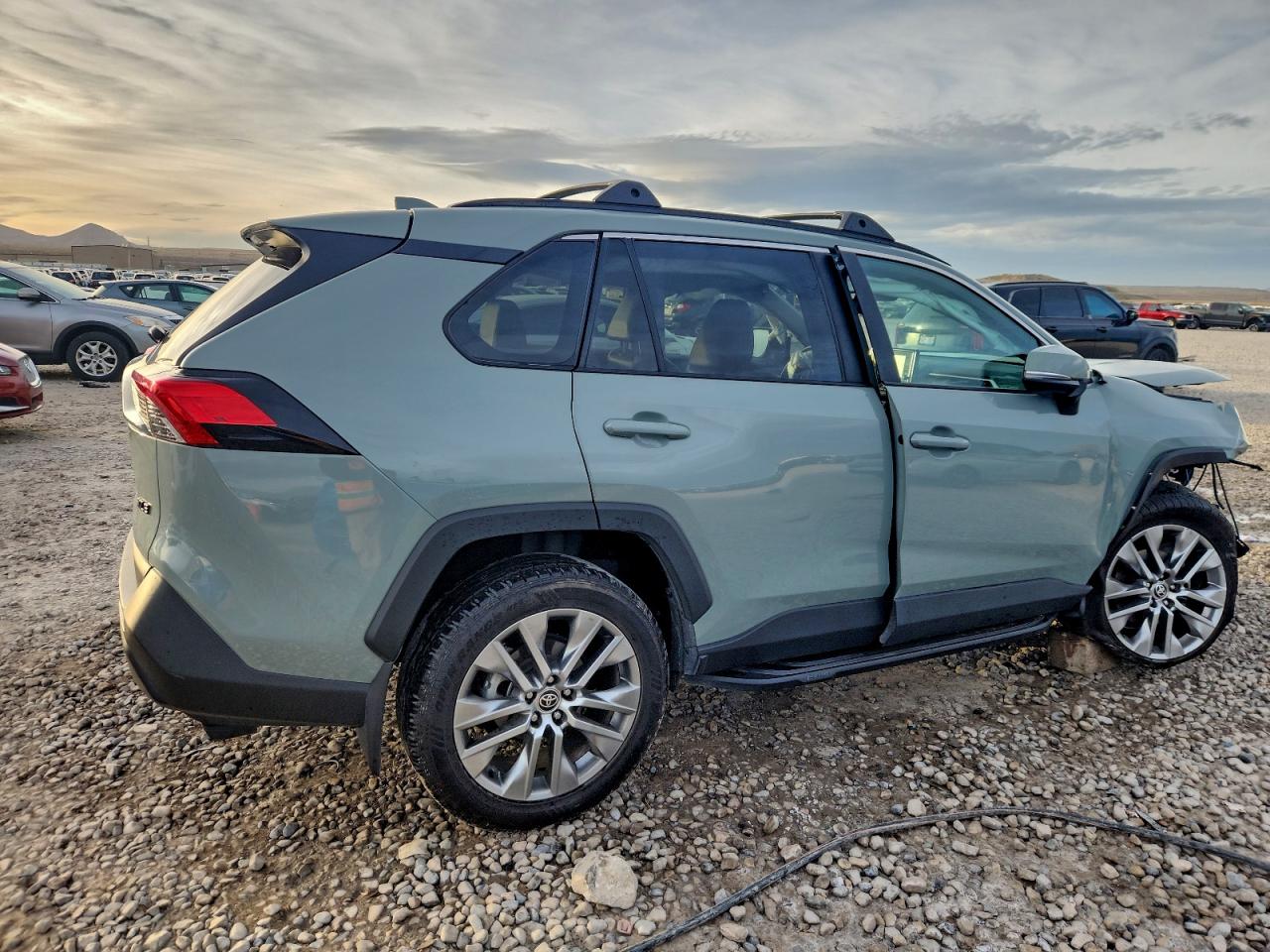 2022 TOYOTA RAV4 XLE PREMIUM photo 5