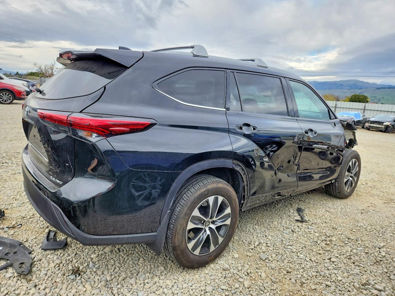 2022 TOYOTA HIGHLANDER XLE photo 3