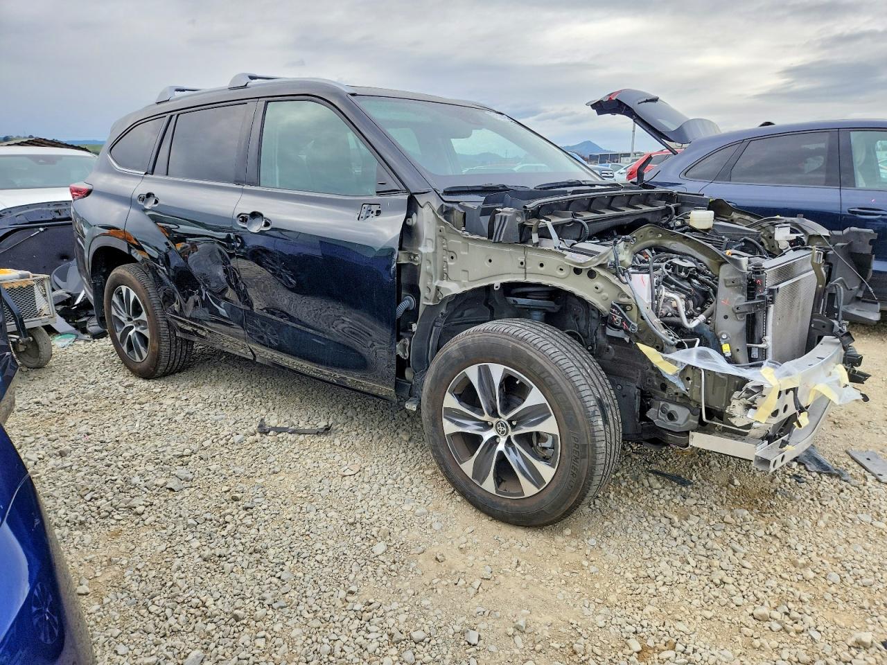 2022 TOYOTA HIGHLANDER XLE photo 4
