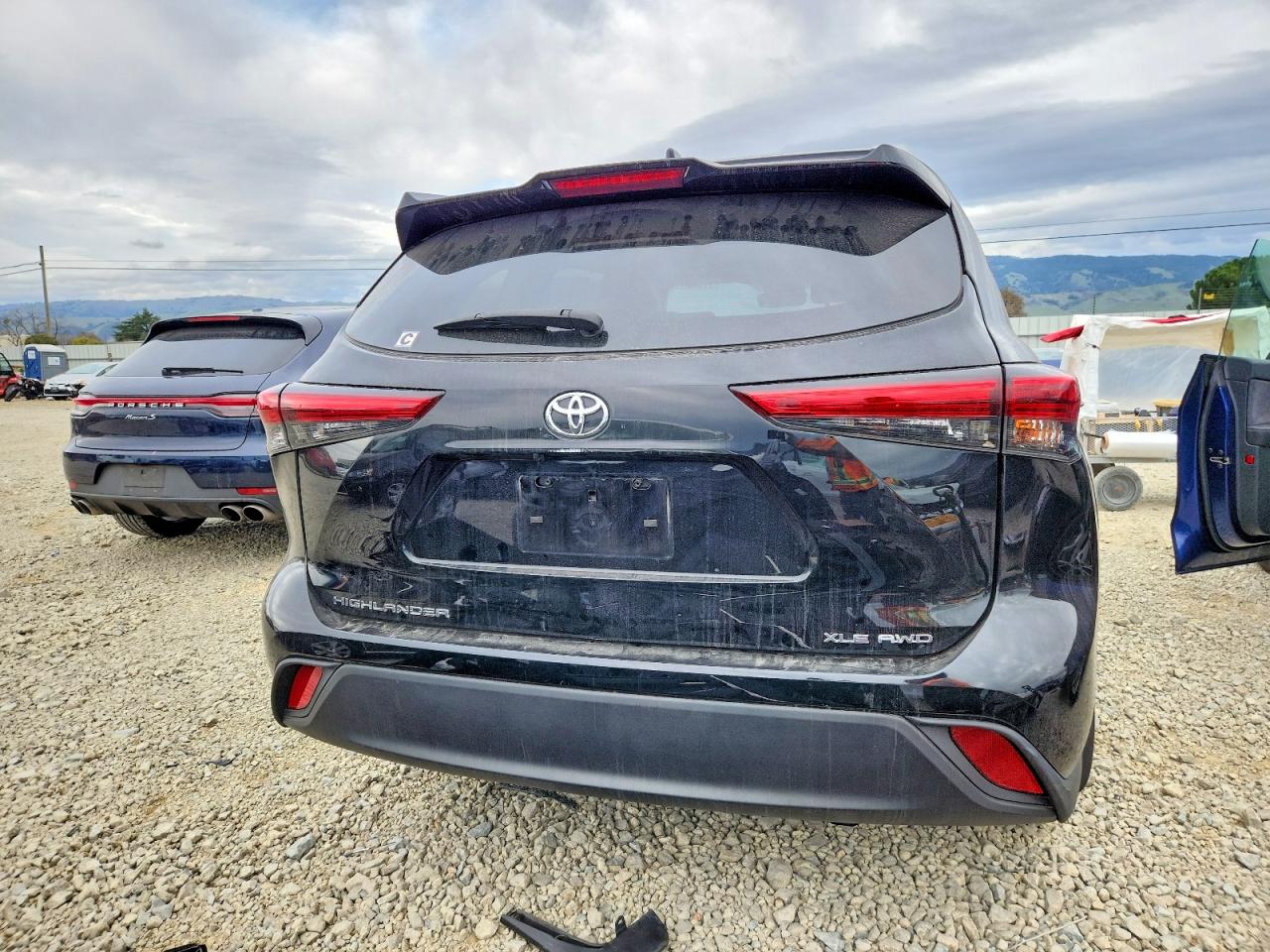 2022 TOYOTA HIGHLANDER XLE photo 6