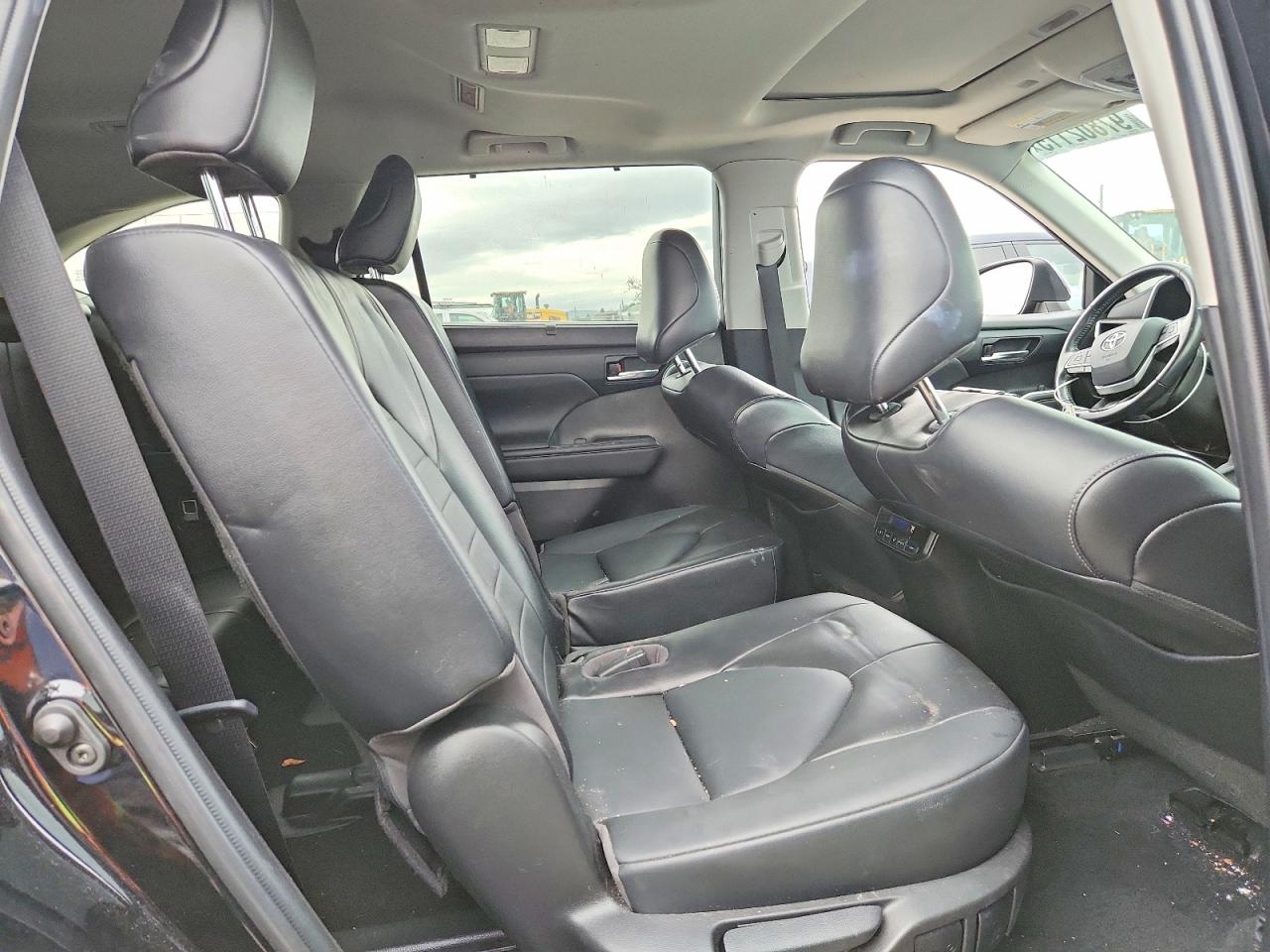 2022 TOYOTA HIGHLANDER XLE photo 11